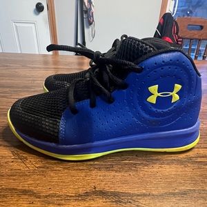 Under Armour youth unisex basket ball shoe.  Size 3y